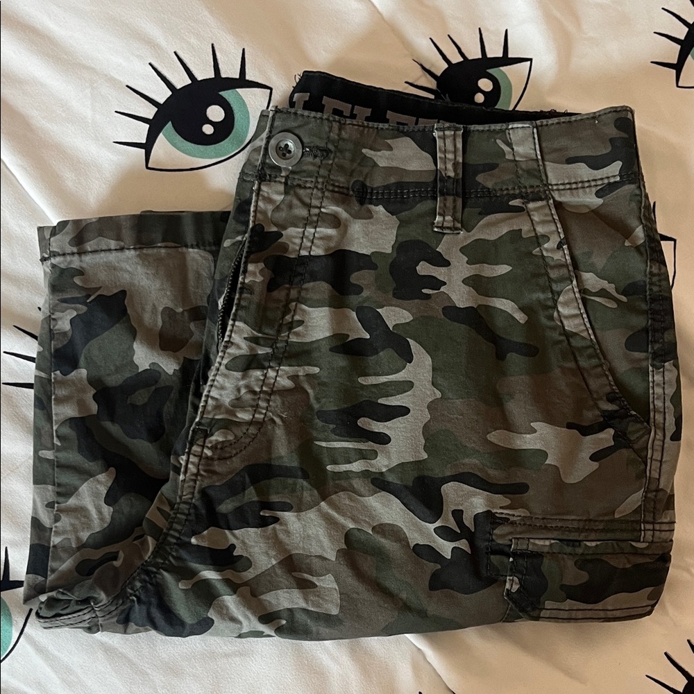 Men's Camo Cargo Shorts - Green Camouflage size 32 - Picture 3 of 4